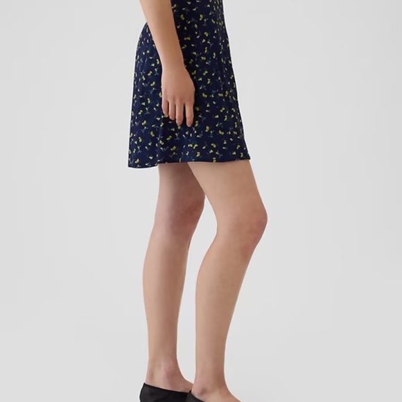 Gap Crepe Floral Mini Skirt M NWT - Picture 2 of 6